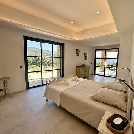 Le Mas Saint Michel Grimaud Bed and Breakfast Esterno foto